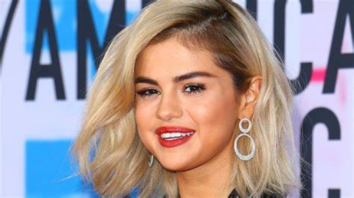 Selena Gomez blonde hair: 2017