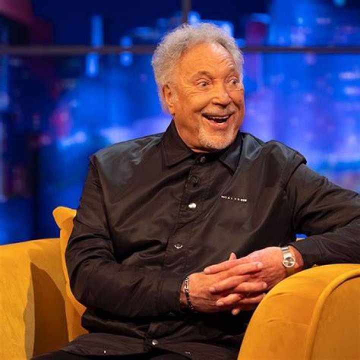 Sir Tom Jones reveals truth about 'romance' with Priscilla Presley following wife's death