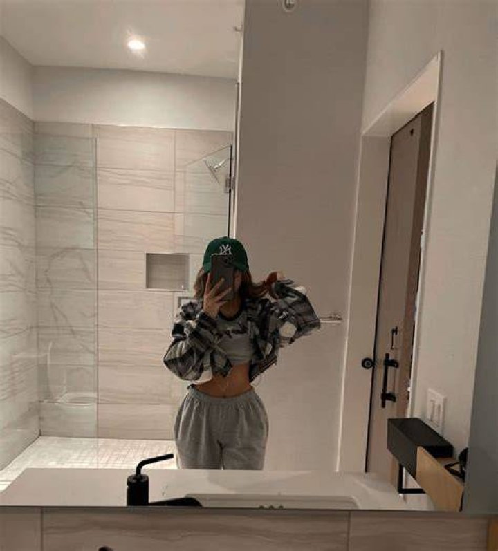 Stacey in bathroom selfie with daughter