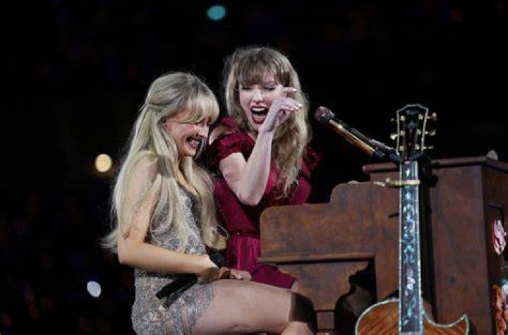 Taylor Swift & Sabrina Carpenter&rsquo;s Height Contrasts at AMAs Go Viral Footwear News