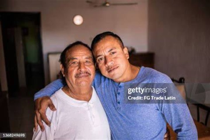 The Mexican father looks at his daughter, prompting her not to fidget with her hand. | Source: 