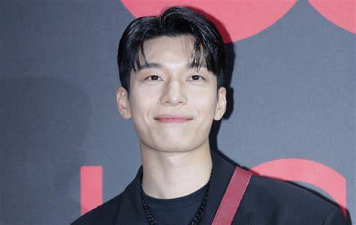 Wi Ha Joon Talks About His Bromance With Lee Jong Suk In Real Life And In &ldquo;Romance Is A Bonus Book&rdquo;